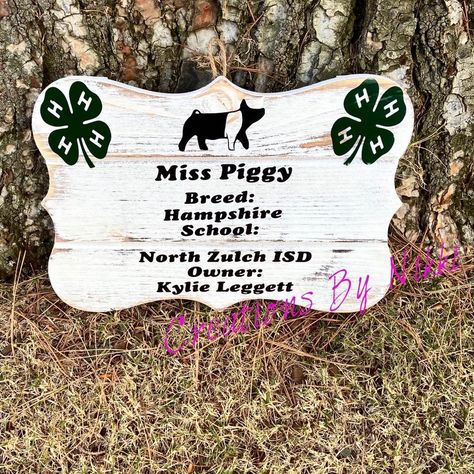 4 H Stall Signs, Ffa Pig Name Signs, Animal Stall Decoration Ideas Fair, 4h Stall Decorations, Livestock Show Box Ideas, Pig Pen Decorating Ideas Fair, Show Pig Signs For Fair, Show Animals Fair Signs, 4h Signs For Fair