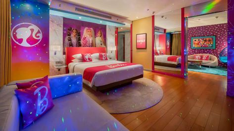 You Can Stay In A Barbie Dreamhouse Themed Hotel - Social Junkie Marble Bathtub, Free Barbie, Barbie Dreamhouse, Themed Cafes, Barbie Room, Cafe House, Grand Hyatt, Barbie Dream House, Rainfall Shower