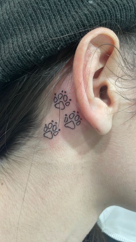 Zampa di animale tatuaggio Dog Tattoo Behind Ear, Paw Outline Tattoo, Dog Ears Tattoos, Dog Tattoo Ideas Memorial, Tattoo Ideas Memorial, Dog Tattoo Ideas, Tattoo Behind Ear, Outline Tattoo, Diamond Dogs