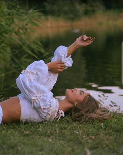 Pond Photoshoot, Senior Pic Outfit Ideas, Apartment Photoshoot, Cottage Core Photoshoot, Cottagecore Photoshoot, Outdoors Photoshoot, Dreamy Photoshoot, Fairytale Photoshoot, Senior Photoshoot Poses