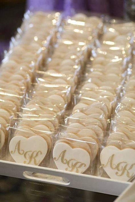 Cookies Souvenir Wedding, Wedding Cookie Favors, Engagement Cookies, Bridal Cookies, Wedding Cookie, Bridal Shower Cookies, Nagellack Trends, Rustic Wedding Chic, Wedding Treats