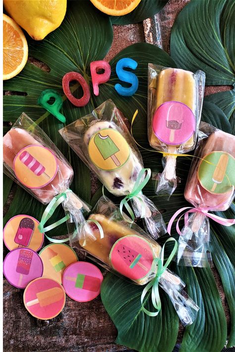 Ultimate Guide to Homemade Popsicles + POP PRINTABLES!   |  how to make homemade popsicles | fruit popsicle recipe | coconut popsicle recipe | crackle ice cream topping recipe Popsicle Packaging, Popsicles Packaging, Summer Party Recipes, Banana Popsicle Recipes, Beach Picnic Foods, Fruit Popsicle Recipes, Homemade Fruit Popsicles, Holiday Bar Cart, Mini Photoshoot