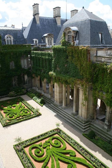 Interview Ines de la Fressange carnet d'adresses à Paris 11 Luxury Hotels Paris, Musee Carnavalet, Paris Travel, Elegant Homes, France Travel, Luxury Hotel, Beautiful Gardens, Paris France, Outdoor Spaces