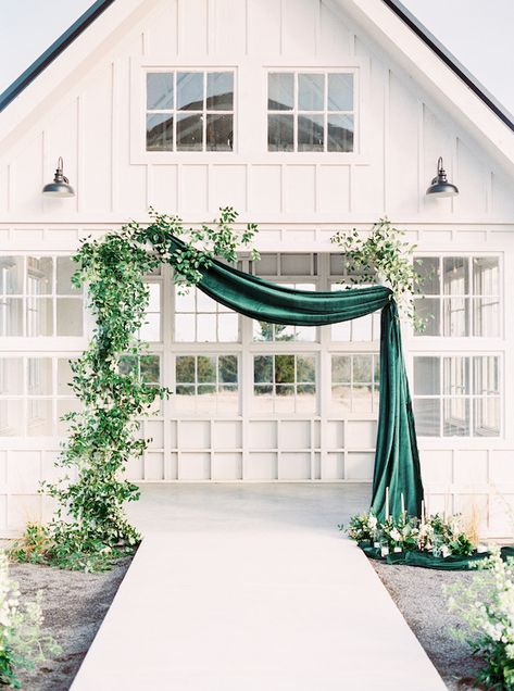 Emerald Green Wedding Centerpieces Diy, Emerald Wedding Colors, Emerald Green Wedding Theme, Hunter Green Wedding, Forest Green Wedding, Green Wedding Decorations, Photowall Ideas, Emerald Green Bridesmaid Dresses, Dark Green Wedding