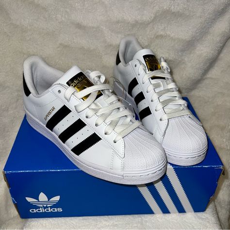 Adidas Superstar Is A Streetwear Staple. A Versatile Shoe That Can Be Worn With Just About Anything. Condition: New W Tags Color: White And Black Size: Men 7 And Women 8.5 Adidas Shoes Mens Outfits, Adidas Superstar Aesthetic, Super Star Adidas, Adidas Superstar Men, Adidas Shoes Black, Addias Shoes, Aesthetic Guy Outfits, Adidas Aesthetic, Adidas All Star