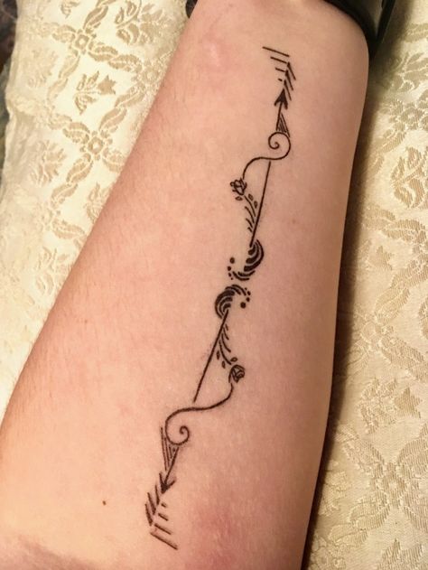 Tattoo idea, inc, pen drawing on arm, symetrical, mirror Pen Drawings On Arm, Pen Arm Tattoo, Things To Draw On Your Arm With Pen Easy, Cool Things To Draw On Your Arm, Arm Doodles Aesthetic, Easy Pen Tattoos, Things To Draw On Ur Arm, Arm Doodles Easy, Things To Draw On Your Arm With Pen