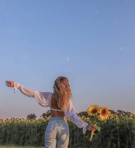 Modest Instagram Pictures, Feeling Photoshoot, Aesthetic Pictures Ideas, Spring Senior Pictures Outfits, Sunflower Field Photography, Sunflower Field Pictures, Field Senior Pictures, Spring Senior Pictures, Garden Photoshoot