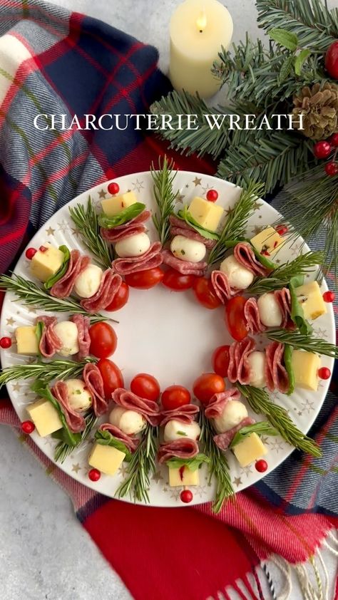 Fruit Skewers Christmas, Food Arrangement Ideas Simple, Wreath Charcuterie Board Ideas, Caprese Skewers Wreath, Christmas Fruit Skewers, Holiday Skewers, New Years Charcuterie Board Ideas, Skewers Ideas, Easy Christmas Charcuterie Board