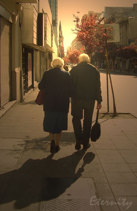 Old Couple In Love, Old People Love, Vieux Couples, Older Couple, Couple Walking, Elderly Couples, Growing Old Together, Old Couples, Pablo Neruda