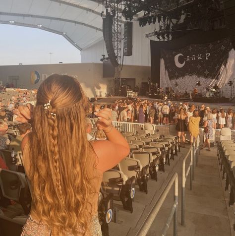 Concert Outfit Lumineers, Granola Concert Outfit, Taylor Swift Hairstyles Concert, Taylor Swift Concert Hair, The Lumineers Concert Outfit, Granola Hairstyles, Lumineers Concert Outfit, Pilgrimage Festival, The Lumineers Concert