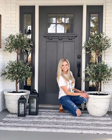 Chelsea🌿 on Instagram: “They are done!🙌🏼 I took these $3 plastic Walmart planters and gave them a makeover. I tried to make them look like a stone planter by adding…” Front Door Planters Entrance, Ways To Upgrade Your Home, Front Door Planters, Front Porch Plants, Ideas Jardin, Door Planter, Fleur Design, Front Door Entrance, Door Inspiration