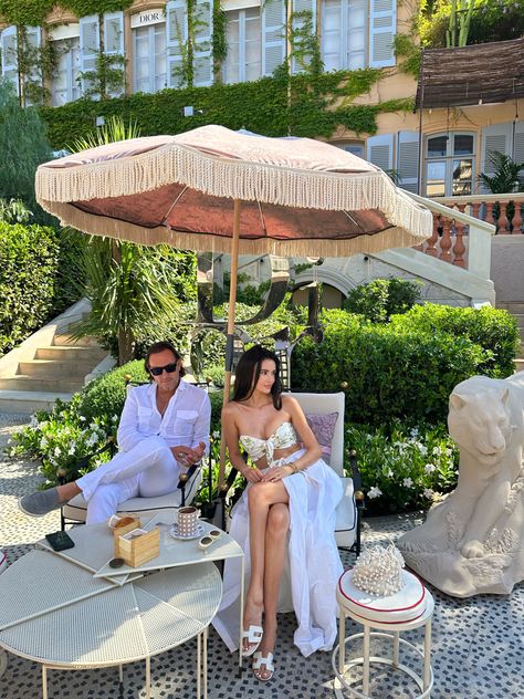 Happy couple enjoying a stylish day at the Dior Café in St. Tropez, capturing love and luxury in one frame. Marbella Outfits, St Tropez Style, French Riviera Style, Riviera Style, Italian Summer Outfits, Holiday Outfits Summer, Model Lifestyle, Soak Up The Sun, Luxury Lifestyle Dreams