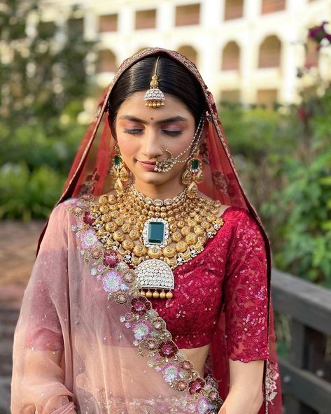 Gorgeous Brides That Went Completely OTT With Their Bridal Jewellery! Emerald Wedding Jewelry, Antique Choker, Marriage Jewellery, Love Minimal, White Anarkali, Bridal Necklace Designs, Indian Bridal Photos, Indian Bridal Jewellery, Dresses Traditional