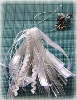 Really Reasonable Ribbon Blog: Really Reasonable Ribbon Tassel Tutorial Tassels Diy Tutorials, Tassel Keychain Diy, Tassel Tutorial, Beaded Tassels Diy, Diy Tassel Necklace, Tassels Tutorials, Ribbon Tassel, Tassel Crafts, Spool Crafts