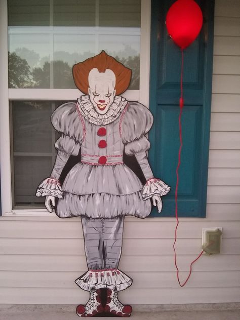 Pennywise Decorations Halloween, Halloween Outside Decorations, Pennywise Decorations, Witch Decorations, Halloween Outside, Horror Drawing, Halloween Witch Decorations, Wooden Decoration, Outside Decorations