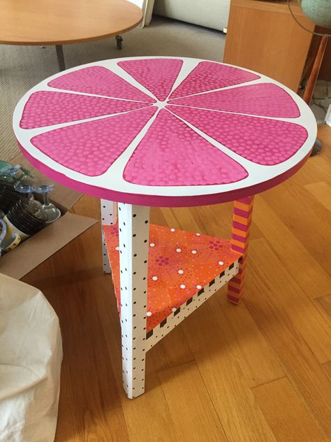 Quirky Painted Furniture, Funky Tables, Funky Painted Tables Ideas, Funky Painted Table, Quirky Round Dining Table, Circle Table Upcycle, Round Table Painting Ideas, Diy Table Painting Ideas, Upcycled Side Table