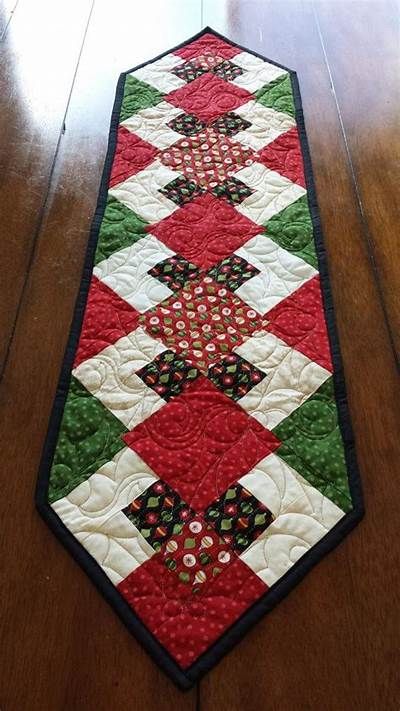 christmas quilted table runners patterns free - Yahoo Search Results Christmas Sideboard, Xmas Table Runners, Christmas Quilting Projects, Quilted Table Runners Christmas, Christmas Table Toppers, Table Topper Patterns, Christmas Patchwork, Patchwork Table Runner, Christmas Quilt Patterns