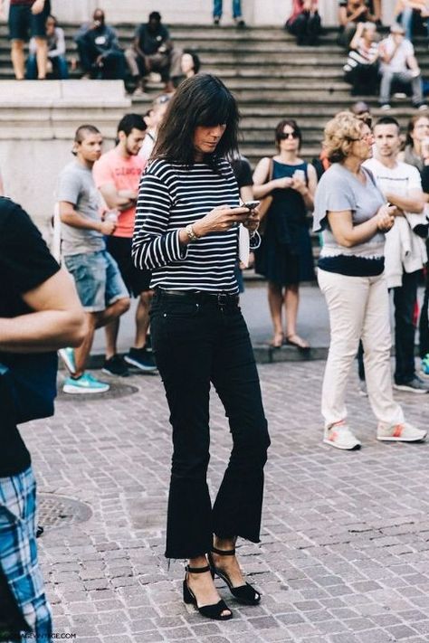 The pants I'll be living in this spring and summer? Cropped, kick-flare jeans! Emmanuelle Alt Style, Flare Jeans Outfit, Black Flare Jeans, Style Parisienne, Emmanuelle Alt, New York Fashion Week Street Style, Kick Flare Jeans, Paris Mode, Transition Outfits