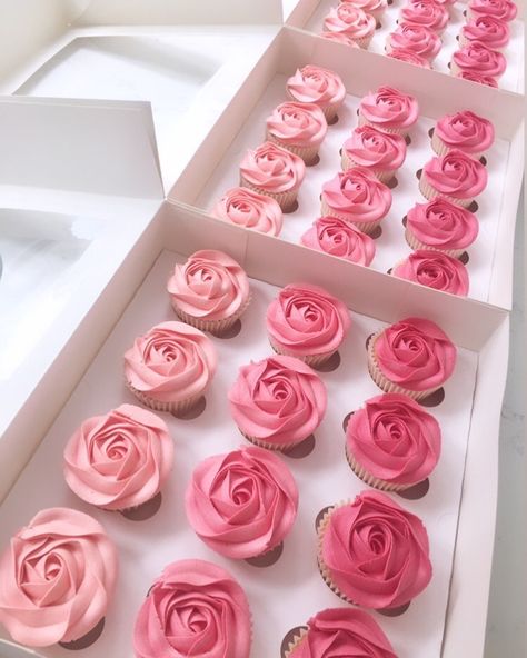 Pink Birthday Cupcakes Ideas, Birthday Cupcakes Design Ideas, Rose Themed Cupcakes, Pink Rosette Cupcakes, Pink Wedding Desserts, Pink Cake And Cupcakes, Pink Fall Cupcakes, Cute Pink Desserts, Galentines Party Cupcakes