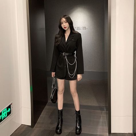 Pakaian Crop Top, Vestiti Edgy, Vetements Clothing, Mode Kpop, Korean Girl Fashion, Looks Black, Ulzzang Fashion, Kpop Fashion Outfits, 여자 패션