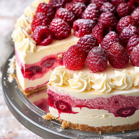 White Raspberry Cheesecake, Raspberry And White Chocolate Cheesecake, Fruit Cheesecake Recipes, Raspberry Cheesecake Recipes, Raspberry Cheesecake Cake, Raspberry Chocolate Cheesecake, Cake With Cheesecake Filling, Raspberry White Chocolate Cake, Showstopper Dessert