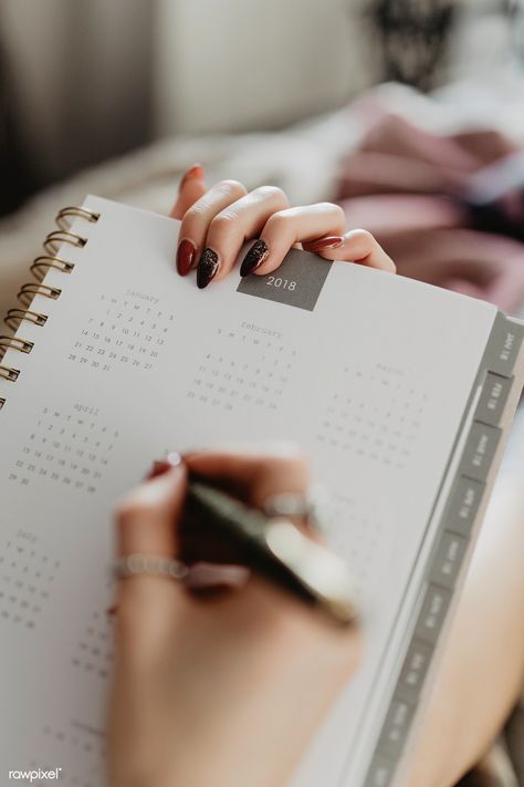 Woman Writing, Brand Photography Inspiration, Business Photoshoot, Branding Photoshoot Inspiration, Personal Branding Photoshoot, Cake Logo, Women Writing, Business Portrait, Marca Personal