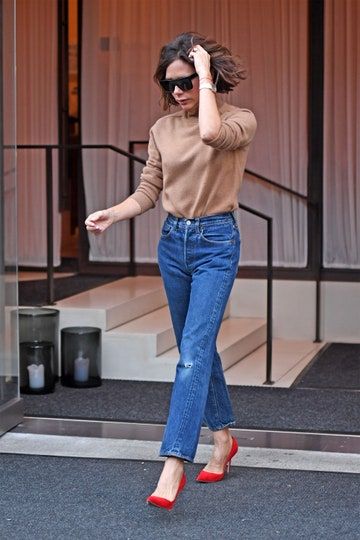 Red Shoes Outfit, Victoria Beckham Jeans, Mode Teenager, Victoria Beckham Outfits, Victoria Beckham Style, Look Jean, Woman Walking, Tan Sweater, Outfit Jeans