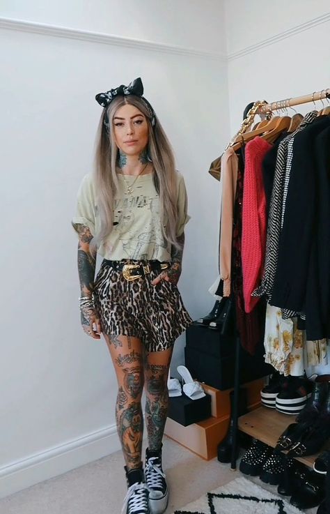 Tattooed Mom Style, Tattooed Outfits, Sammi Jefcoate Outfits, Feminine Edgy Style, Chanel Coco Top Handle, Louisa Clark, Tattoo Outfit, Bottega Veneta Chain Pouch, Sammi Jefcoate