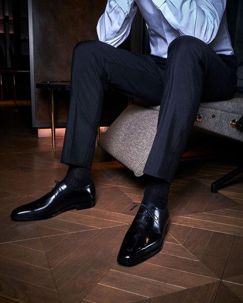 Dress Shoes Men Aesthetic, Oxford Shoes Outfit Men, Ceo Suit, Ceo Style, Trust Fund Baby, Formal Casual Outfits, Book Men, Mens Smart Casual Outfits, Nate Archibald