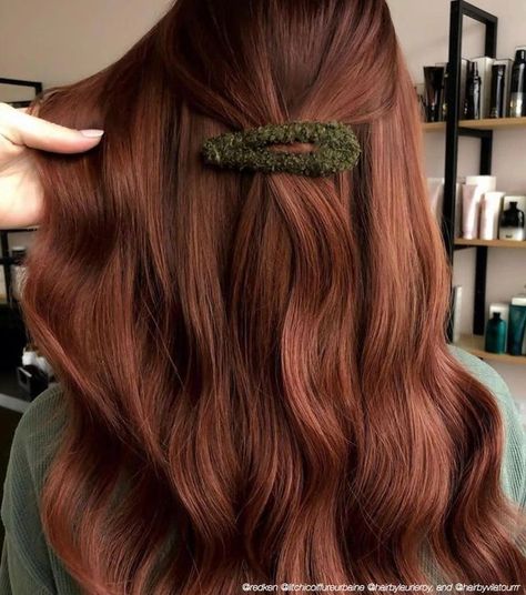 Auburn Hair For Blue Eyes, Auburn Hair All Over Color, Auburn Balayage Brown Hair, Deep Cinnamon Hair Color, Black To Copper Hair Before And After, Dark Ginger Hair With Highlights, Red Hair Morenas, Copper Balayage Curly Hair, Auburn Brunette Hair