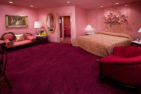 All Pink Living Room, 80s Hotel Room, Pink Red Room, Love Hotel Room, Pink Hotel Room, Cute Hotel Room, Madonna Inn Rooms, Old Hollywood Glamour Bedroom, Themed Hotel Rooms