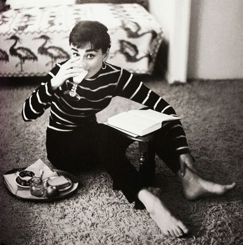 Audrey Hepburn eating and studying People Reading, Audrey Hepburn Style, Hepburn Style, Reading A Book, Janis Joplin, British Actresses, Bob Dylan, 인물 사진, Hendrix