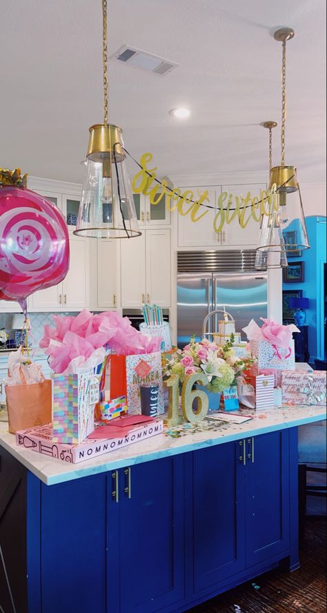 Preppy Bday Decor, Preppy Party Decor, Preppy Birthday Decor, Vsco Birthday Party, Roller Rabbit Bedroom, Preppy Birthday Decorations, 16th Birthday Party Ideas Sweet 16, 16th Bday Party Ideas, Preppy Party Ideas