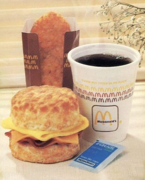 32 Pics of 80's Nostalgia to Wash Over You - Feels Gallery Mcdonalds History, 90s Snacks, Retro Restaurant, Mcdonald Menu, Mcdonalds Breakfast, Mc Donald's, Vintage Mcdonalds, Retro Packaging, Retro Food