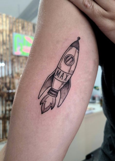 Inner arm tattoo of a rocket ship with my sons namw Tattoo With Sons Name, Small Rocket Tattoo, Space Rocket Tattoo, Rocket Tattoo Design, Retro Tattoo Ideas, Rocketship Tattoo, Fred Tattoo, Rocket Ship Tattoo, Tatuaje Harley Quinn