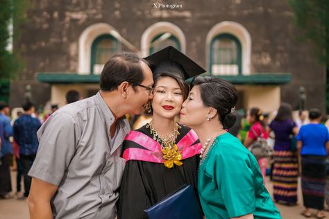 Graudation Myanmar Traditional Dress ဘွဲ့ Photo Myanmar, ဘွဲ့ Photo, Pose Wisuda, Graduation Pose, Graduation Memories, Grad Shoot, Myanmar Art, Graduation Photography Poses, Graduation Poses