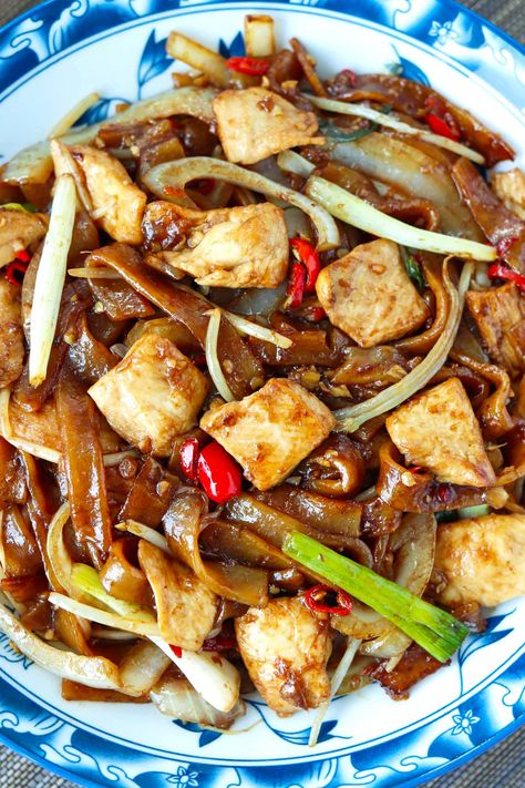 Chicken Chow Fun, Cantonese Noodles, Chow Fun Noodles, Wide Rice Noodles, Yummy Asian Food, Chow Fun, Rice Noodles Stir Fry, Chicken Noodles, Chicken Pieces