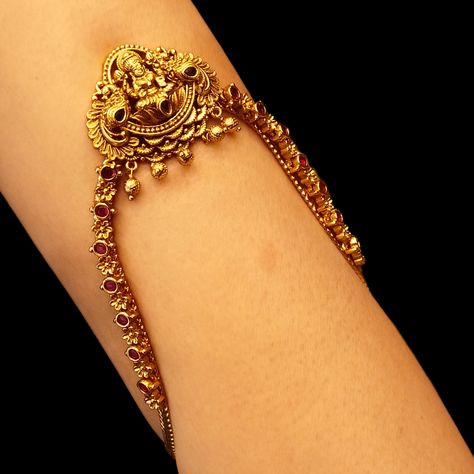 About the Jewellery Experience the ultimate glamour with our Nagas Arm Vanki by ASP Fashion Jewellery. Elevate your style with this unique and stunning piece, designed to add a touch of sophistication and elegance to any outfit. Let your style shine with our Nagas Arm Vanki. Details & Specifications: Materials used: Silver,Brass Polish- 24 K Gold  Primary Colour - Gold  Finish - Antique  Stone's- Ruby Length - 4.5 Inches  Weight - 32 Gms For-Women Occassion-Wedding Aravanki Gold Designs Latest, Vanki Designs Jewellery Gold, Aravanki Gold Designs, Gold Vanki Designs, Arm Belt, Armlet Gold, Vanki Designs Jewellery, Bridal Jewelery, Choker Necklace Designs