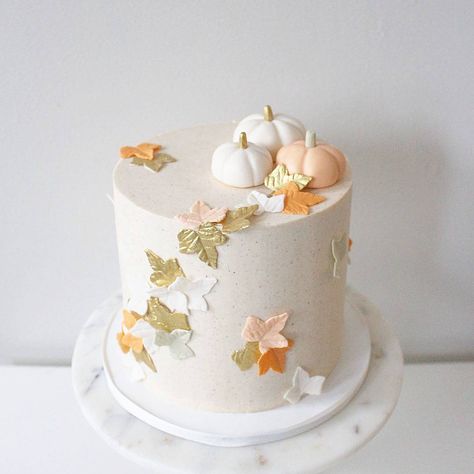 Fall Birthday Cakes, Pumpkin Theme Baby Shower, Halloween Torte, Pumpkin Patch Birthday, Soul Cake, Thanksgiving Cake, Bolo Halloween, Pumpkin 1st Birthdays, Pumpkin First Birthday