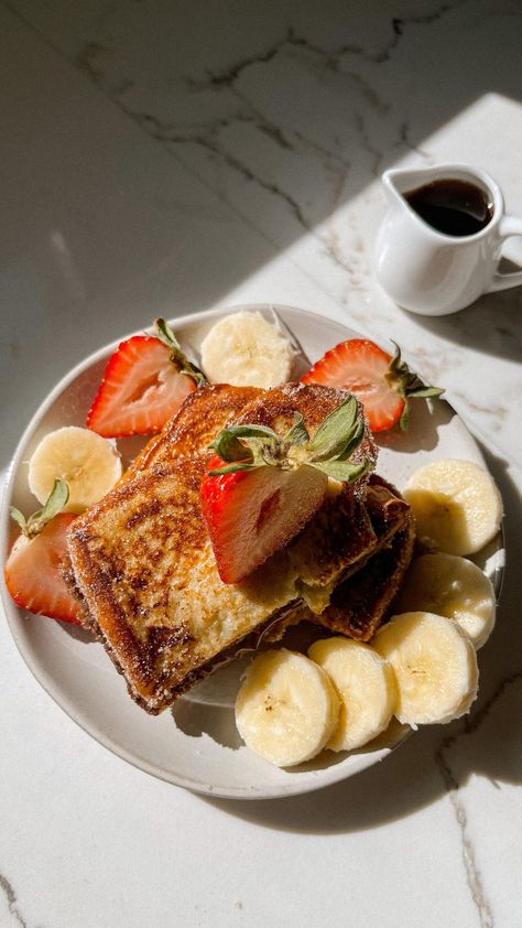 Aesthetic French Toast, Cinamon Toast, French Toast Aesthetic, Home Cafe Aesthetic, Nutella Stuffed French Toast, Sugar Strawberries, Nutella Breakfast, Aesthetic Reel, Strawberry French Toast