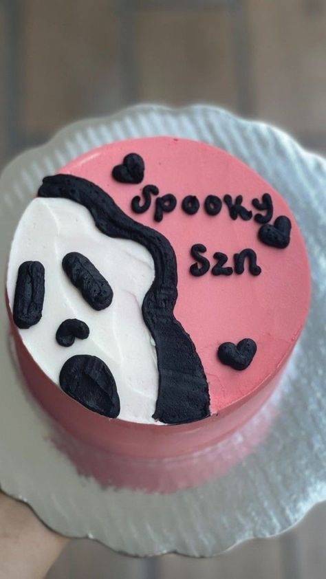 Lunchbox Cake Halloween, Halloween Cakes Aesthetic, Aesthetic Halloween Cake, Halloween Cake Simple, Simple Halloween Cake Designs, Cute Halloween Cakes Simple, Halloween Cake Designs Easy, Halloween Cake Aesthetic, Simple Halloween Cake Ideas