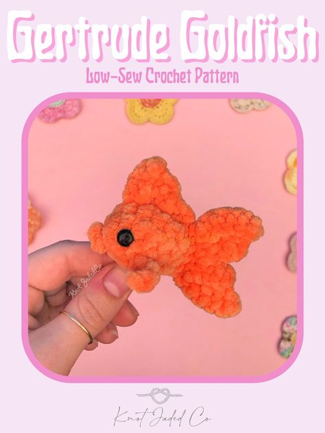 Cute Small Crochet Ideas, Goldfish Crochet Pattern Free, Goldfish Crochet Pattern, Goldfish Crochet, Small Crochet Animals, Small Crochet Ideas, Crochet Goldfish, Cute Crochet Patterns Free, Crochet Toys Free Patterns