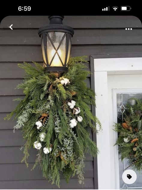 Deco Noel Nature, Christmas Planters, Country Christmas Decorations, Christmas Porch Decor, Christmas Greenery, Christmas Swags, Christmas Door Decorations, Christmas Porch, Winter Wreath