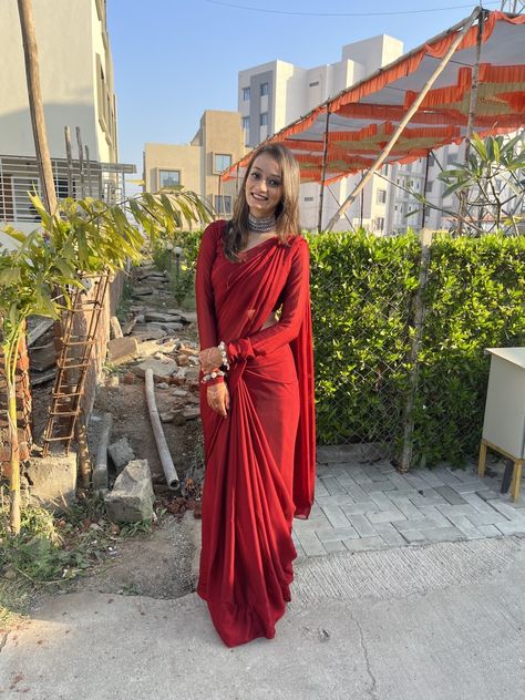 Plain Saree Outfit Ideas, Plain Red Blouse Design, Plain Saree Styling, Plain Maroon Saree, Red Saree Plain, Maroon Saree Look, Plain Red Saree, Plain Satin Saree, Red Satin Saree