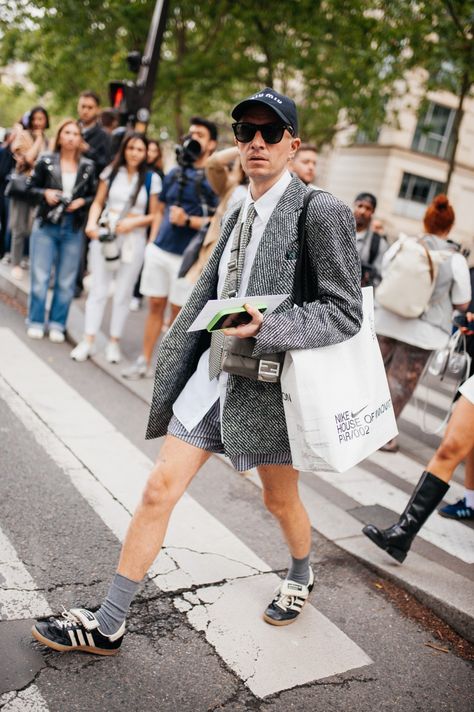 Street style at Paris Fashion Week Men’s Spring 2025 Boy Street Style, Pitti Uomo Street Style, Mens Fashion Week Street Style, Men Streetstyle, Paris Mens Fashion, Street Cats, Paris Fashion Week Men, Fashion Calendar, Preppy Men