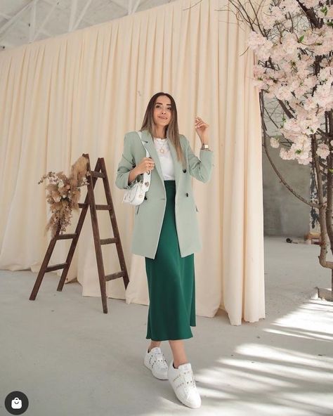 Modest Outfits With Blazers, Spring 2024 Outfits Trends, Modest Blazer Outfits, Modest Outfit Ideas Summer, Silk Slip Skirt, Outfit Beige, Rok Outfit, Modesty Outfits, Cute Modest Outfits