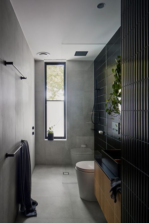 Modern Industrial Bathroom, Industrial Bathroom Design, Bathroom Accent Wall, Window In Shower, Bathroom Accents, Bad Inspiration, Industrial Bathroom, Bathroom Windows, Bad Design