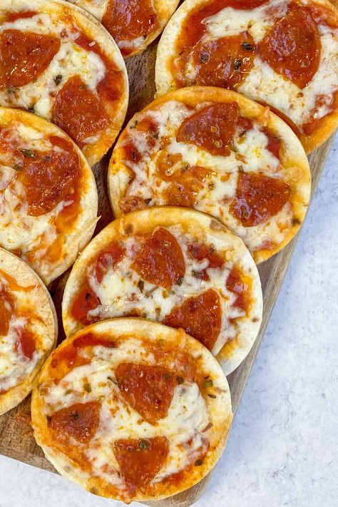 Mini tortilla pizzas with melted cheese and small pepperoni slices, lined up on a serving tray. Tortilla Pepperoni Pizza, Mini Pizza Rolls, Mini Calzones With Pizza Dough, Mini Tortilla Recipes, Bypass Meals, Using Flour Tortillas, Pizza Party Food, Tortilla Pizzas, Fall Snack Mixes