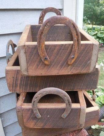 Used horseshoes as handles. Rustic!!! Horseshoe Projects, Barn Wood Projects, Horseshoe Crafts, Decor Western, Horseshoe Art, Horse Shoes, Barn Board, Horse Shoe, Into The Woods