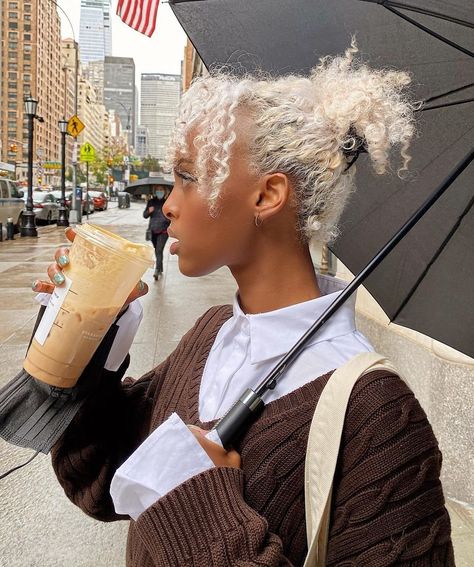 Black beauties on Twitter: "Iced chai almond milk and pumpkin foam 🤎… " Blonde Afro, Twisted Hair, Dyed Natural Hair, Pelo Afro, Winter Hair Color, Platinum Blonde Hair, Hair Inspo Color, Winter Hairstyles, Afro Hairstyles